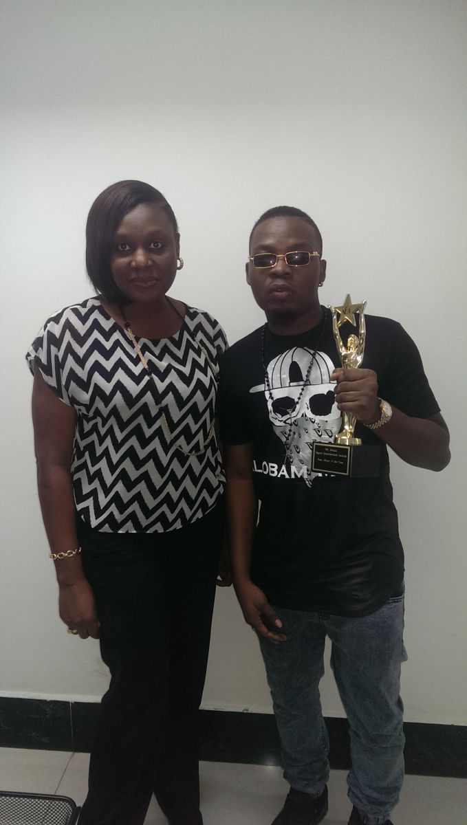 Olamide celebrates NEA Win with Etisalat Office - Bellanaija - September2014003