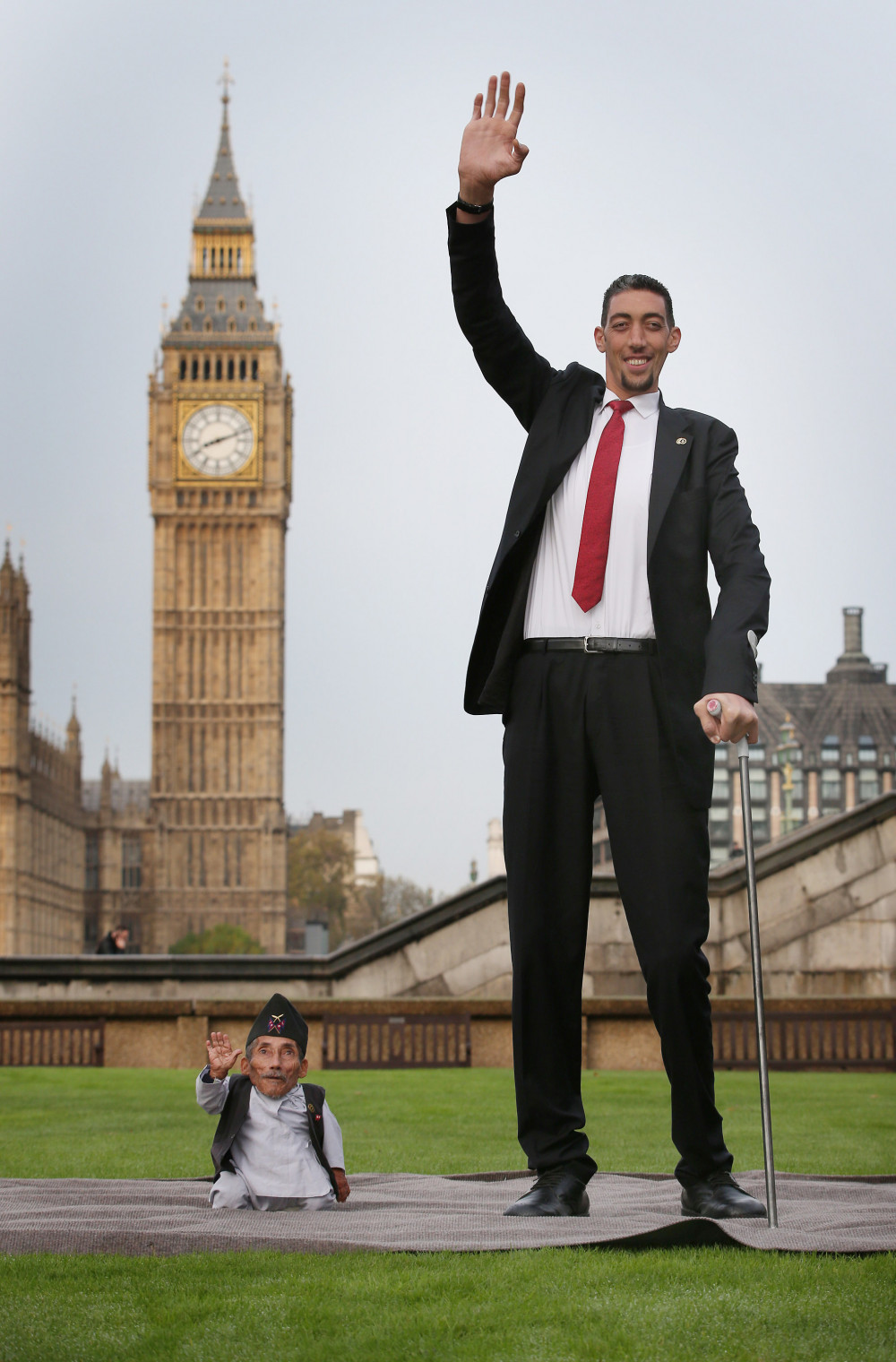 Aww World s Tallest And Shortest Men Meet For Guinness World Records 