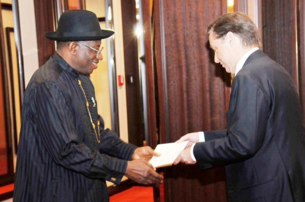 PIC.1. PRESIDENT JONATHAN RECEIVES LETTER OF CREDENCE FROM NEW AMBASSADOR IN