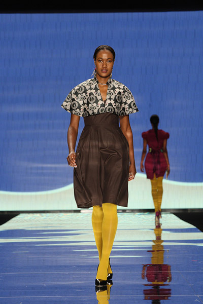 Twisted collar dress & jacquard cape
