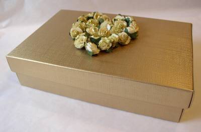 gold_gift_box_with_full_heart