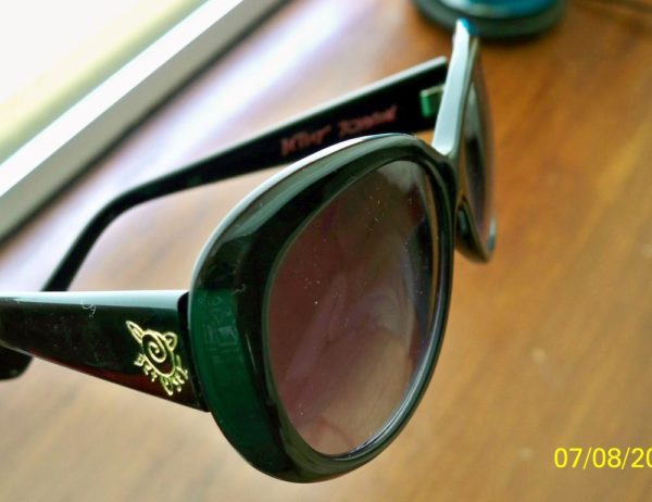 BetseyGlasses: Betsey Johnson, love the tilt at the corners