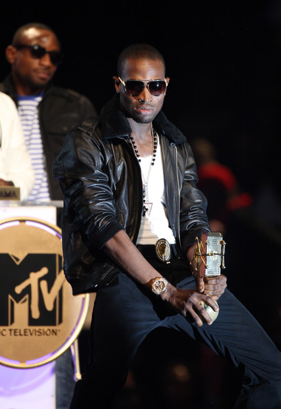 1 D'Banj MAMA 2009 winner D'Banj reenacts his signature 'awards win' pose. D'Banj won Artiste of the Year for the 2nd Year running