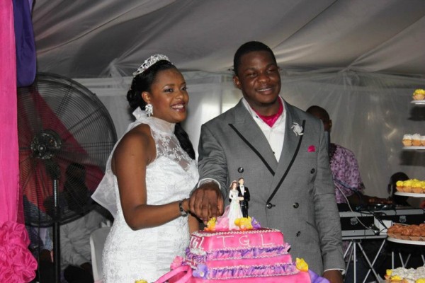 Brunettaning ogzida qisqa sunnat qilingan xoroz