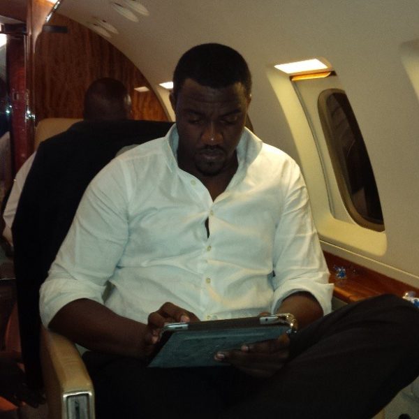 john-dumelo-in-private-jet