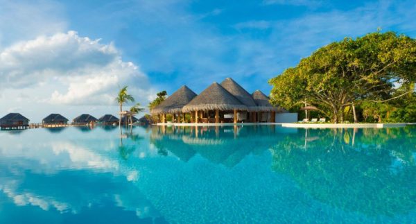 Dusit Thani Maldives - Swimming Pool