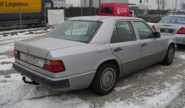 Mercedes-Benz 200E or V boot