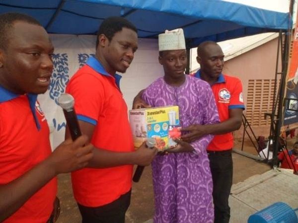 Ali Nuhu rewarding a lucky winner in Sokoto State