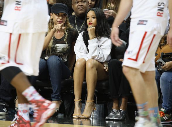 Rihanna Puts on Her Best Poker Face as Chris Brown plays Basketball ...