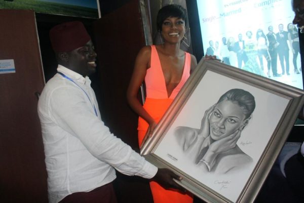 Fan presents a drawing of producer/actress Yvonne Nelson