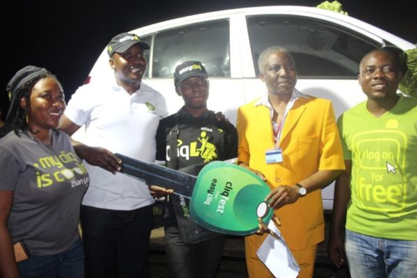 Ibrahim Olaribigbe Yusuf receiving the keys o his brand new car