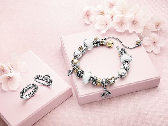 Examples of PANDORA’s exclusive and feminine jewellery, that including bracelets, rings, earrings and necklaces