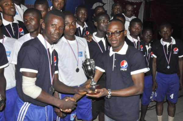 Brand Manager, Seven-Up Bottling Company, Mr. Segun Ogunleye congratulating awardees Football Academy’s Gala Night in Lagos at the weekend