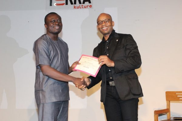 Uzoma Dozie, CEO, Diamond Bank presenting certificate to  Seun Onigbinde of Budgit