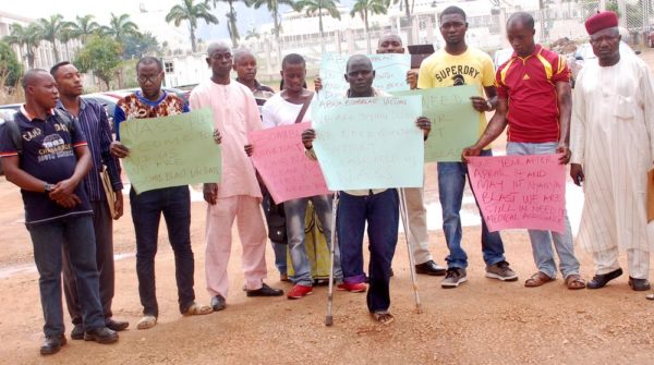 PIC. 7. ABUJA BOMB BLAST VICTIMS PROTESTING ALLEGED NEGLIGENCE BY  APPROPRIATE GOVERNMENT ORGANS, AT THE NATIONAL ASSEMBLY IN ABUJA ON  WEDNESDAY (13/5/15). 2546/13/5/2015/JAU/BJO/CH/NAN