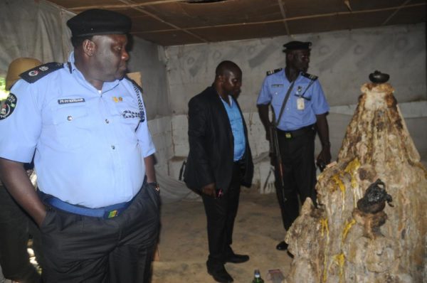 PIC. 13.OYO STATE COMMISSIONER OF POLICE, CP MUHAMMED KASTINA (R) AND HIS MEN AT THE RITUALIST DEN, IN ISESE OF BADAKU VILLAGE IN IBADAN ON MONDAY (1/6/15) 2869/1/6/2015/OEA/HF/CH/NAN