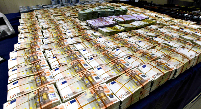 Dubai-bound Nigerian nabbed with over 1 Billion Naira worth of Cash |  BellaNaija
