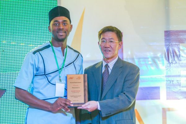 Most Oustanding Fellow Awardee Saeed Jumah with Qin Jian of the Embassy of the People's Republic of China