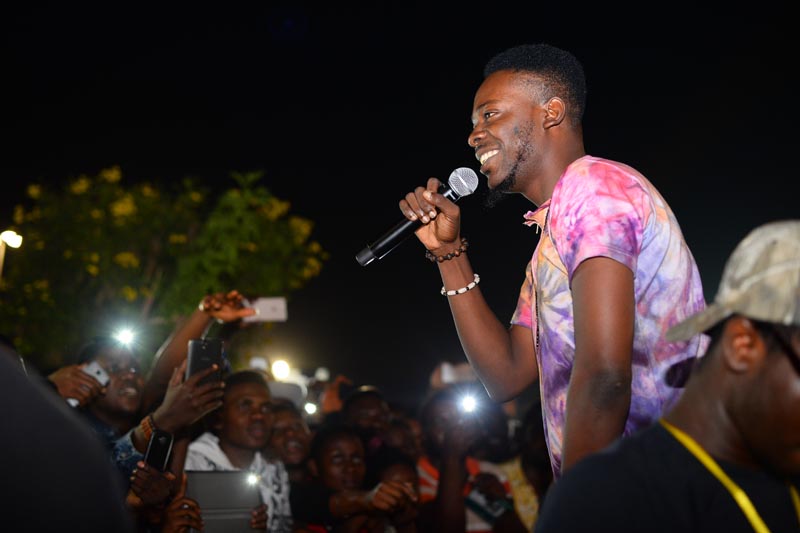 Adekunle Gold Mesmerizing the crowd