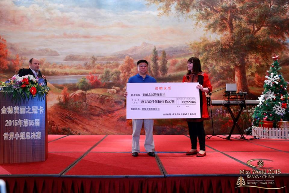 First cheque presented by the Beauty Crown Hotel, ¥92,550 ($14,000), money raised through ticket and food and drink for the night.