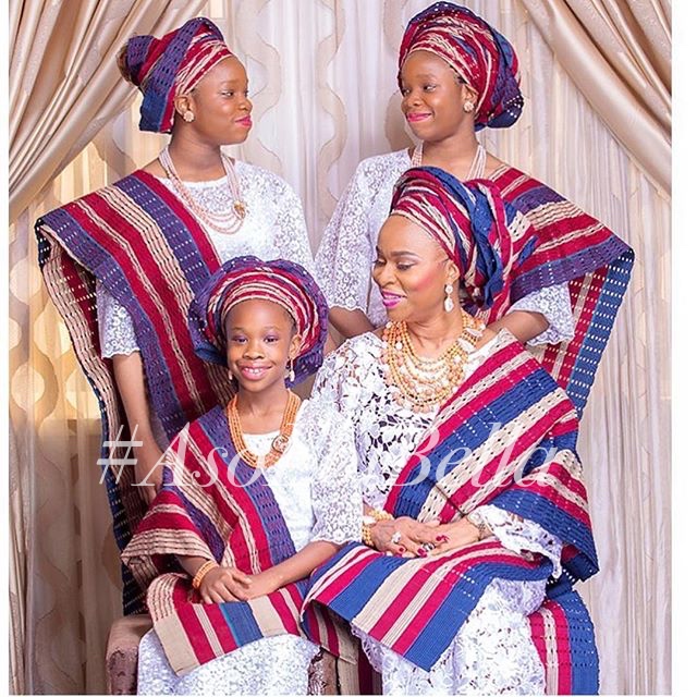 family, photo by @omidephotography, beads by @geebalo, aso oke by Bisbod, makeup and gele by @goldwithbeauty