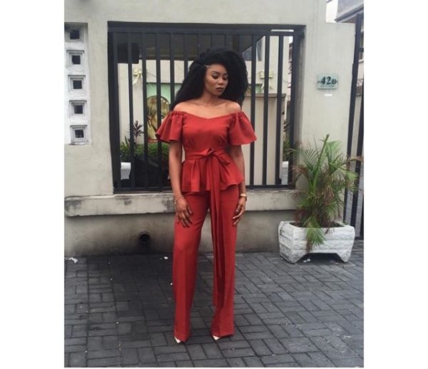 Designer - Wana Sambo in an off-shoulder blouse of her own creation. And just like Zainab, she keeps it tasteful with the barest of makeup and accessories (which is key to nailing the look without having a style faux pas).
