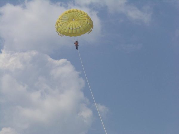 Hils parasailing