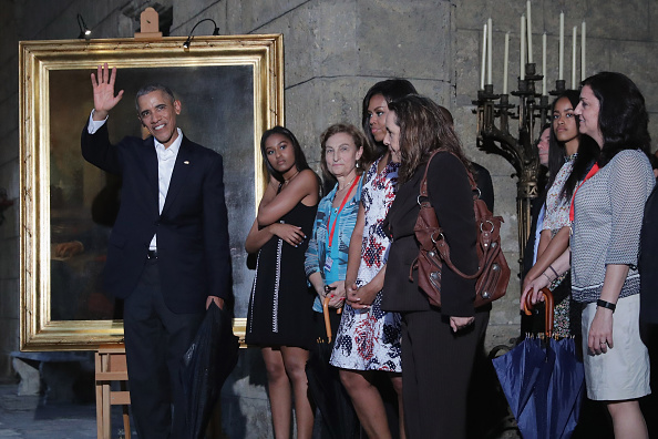 HAVANA, CUBA - MARCH 20:  U.S. President Barack Obama (L), first lady Michelle Obama (4th L) and their daughters Malia (2nd R), 17, and Sasha (2nd L), 14, stop to look at a painting of Abraham Lincoln in the Museum of the City of Havana during a walking tour of the historic Old Havana March 20, 2016 in Havana, Cuba. Obama is the first sitting president to visit Cuba in nearly 90 years.  (Photo by Chip Somodevilla/Getty Images)