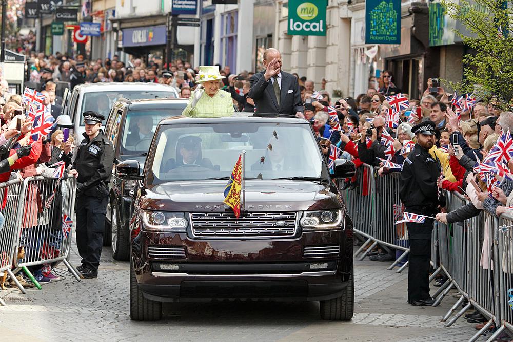 WINDSOR, UNITED KINGDOM - APRIL 21: (EMBARGOED FOR PUBLICATION IN UK NEWSPAPERS UNTIL 48 HOURS AFTER CREATE DATE AND TIME) Queen Elizabeth II and Prince Philip, Duke of Edinburgh travel through Windsor in an open top Range Rover after her 90th Birthday Walkabout on April 21, 2016 in Windsor, England. Today is Queen Elizabeth II's 90th Birthday. (Photo by Max Mumby/Indigo/Getty Images)