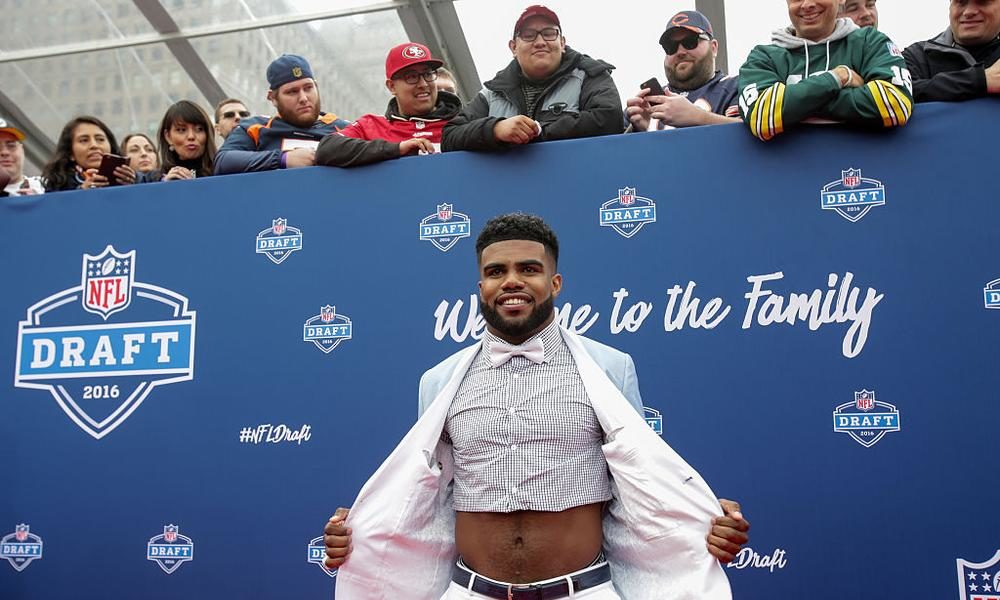 BN Style Ezekiel Elliott wears a Cropped Shirt for an Androgynous Look
