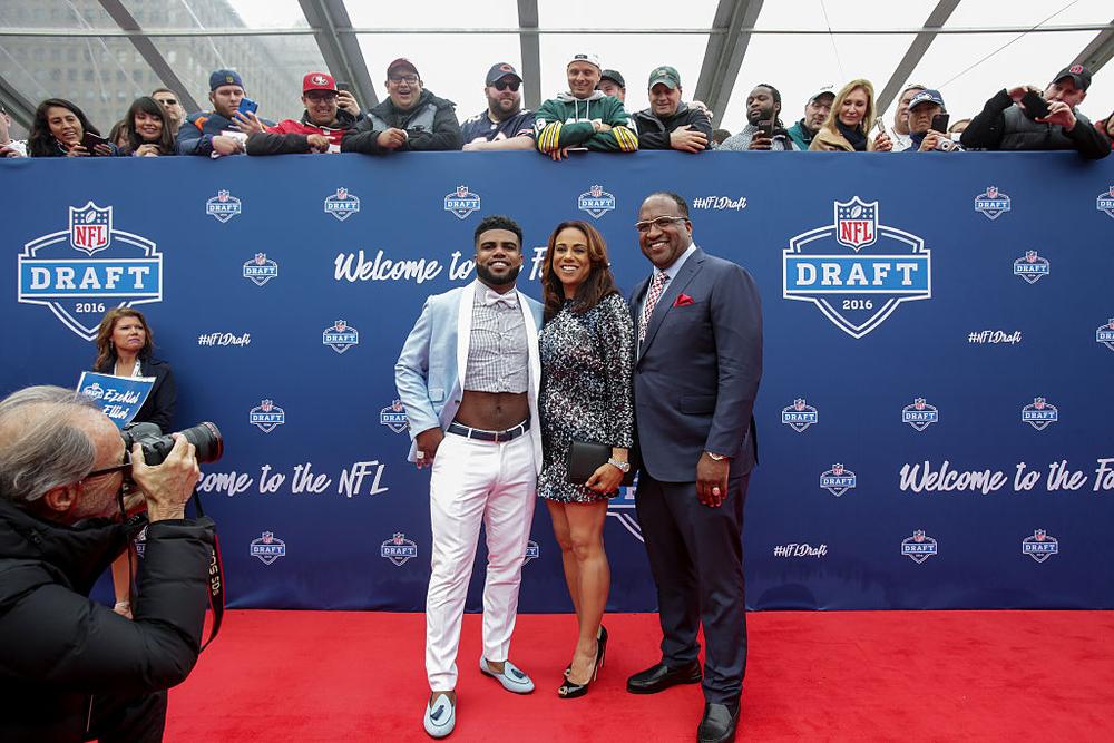 CHICAGO, IL - APRIL 28: Draftee Ezekiel Elliott of Ohio State arrives with his mom Dawn and father Stacy to the 2016 NFL Draft on April 28, 2016 in Chicago, Illinois. (Photo by Kena Krutsinger/Getty Images)