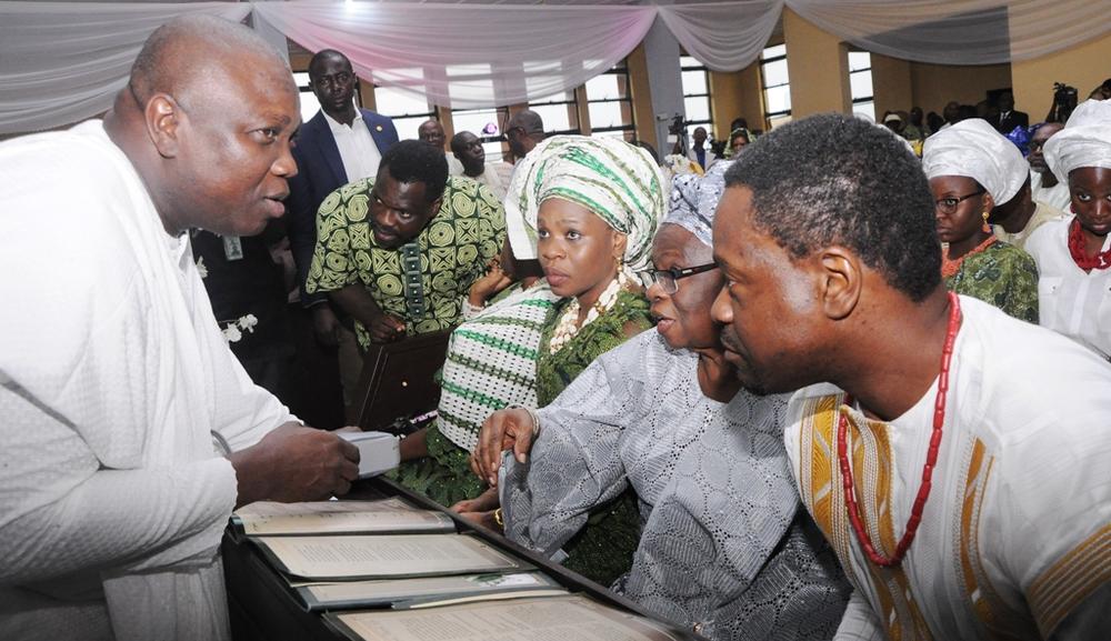 Governor Akinwunmi Ambode, Wife of the deceased, Dr. Grace Braithwaite (2nd right); Son, Dr. Olumide Braithwaite (right) and Daughter, Ebunolu Adeosun (3rd right)