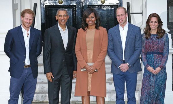 LONDON, ENGLAND - APRIL 22:  Prince Harry, US President Barack Obama, First Lady Michelle Obama,  Prince William, Duke of Cambridge and Catherine, Duchess of Cambridge pose as they attend a dinner at Kensington Palace on April 22, 2016 in London, England.  The President and his wife are currently on a brief visit to the UK where they attended lunch with HM Queen Elizabeth II at Windsor Castle and later will have dinner with Prince William and his wife Catherine, Duchess of Cambridge at Kensington Palace. Mr Obama visited 10 Downing Street this afternoon and held a joint press conference with British Prime Minister David Cameron where he stated his case for the UK to remain inside the European Union. (Photo by Chris Radburn - WPA Pool/Getty Images)