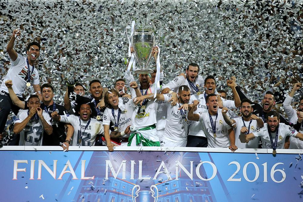 MILAN, ITALY - MAY 28: Sergio Ramos of Real Madrid lifts the trophy with his team-mates following their victory in a penalty shootout during the UEFA Champions League final match between Real Madrid and Club Atletico de Madrid at Stadio Giuseppe Meazza on May 28, 2016 in Milan, Italy. (Photo by Matthew Ashton - AMA/Getty Images)