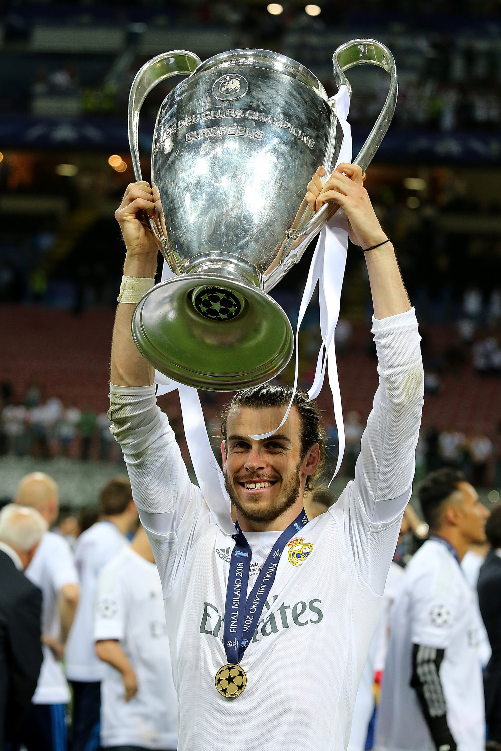 MILAN, ITALY - MAY 28: Gareth Bale of Real Madrid lifts the trophy following his team's victory in a penalty shootout during the UEFA Champions League final match between Real Madrid and Club Atletico de Madrid at Stadio Giuseppe Meazza on May 28, 2016 in Milan, Italy. (Photo by Matthew Ashton - AMA/Getty Images)