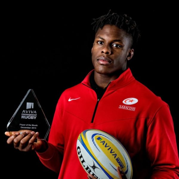 Maro Itoje with his AVIVA Premiership Player of the Month (December 2015) Award 