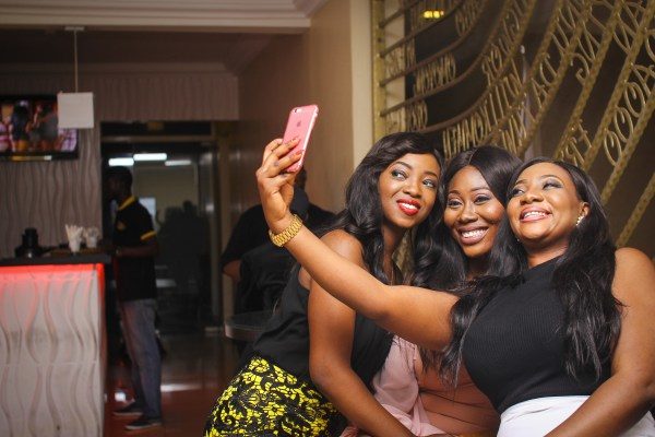 Olakunbi-Oyelese.-Estanola-Oyelese-Gbemi-take-a-selfie