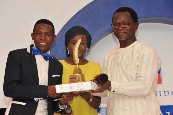 (L-R) Kemi Busari, winner, Best Online Reporter of the Year; receiving his award from Miss Toyosi Ogunseye, Editor, Sunday Punch and Bolaji Tunji, Executive Director, Special Duties, Sun Newspapers; at the 2016 Promasidor Quill Awards event held at Sheraton Lagos Hotel …recently