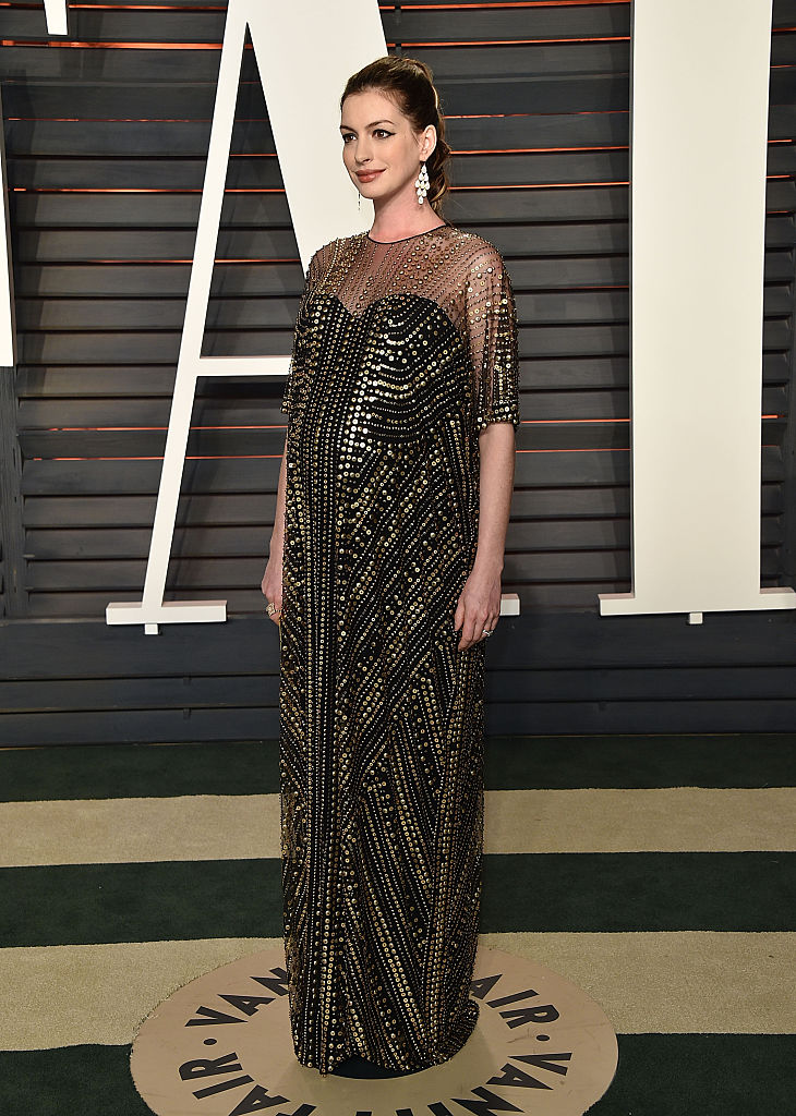 BEVERLY HILLS, CA - FEBRUARY 28: Actress Anne Hathaway arrives at the 2016 Vanity Fair Oscar Party Hosted By Graydon Carter at Wallis Annenberg Center for the Performing Arts on February 28, 2016 in Beverly Hills, California. (Photo by John Shearer/Getty Images)