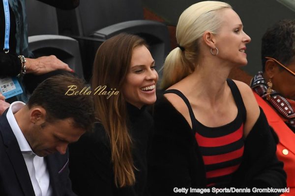 PARIS, FRANCE - JUNE 05: Actress Hilary Swank (C) attends the Men's Singles final match between Novak Djokovic of Serbia and Andy Murray of Great Britain on day fifteen of the 2016 French Open at Roland Garros on June 5, 2016 in Paris, France. (Photo by Dennis Grombkowski/Getty Images)