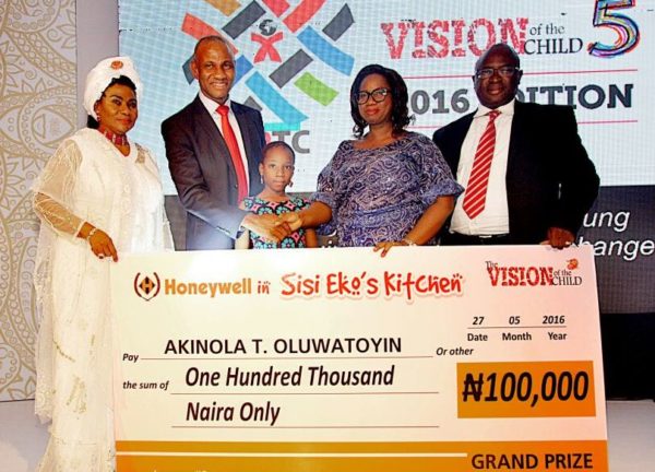 L-R: Erelu Kuti of Lagos, Erelu Abiola Dosumu, Executive Director Marketing, Honeywell Flour Mills Plc, Mr. Benson Evbuomwan; Winner Honeywell in Sisi Eko's Kitchen Picture Contest, Mrs. Akinola Oluwatoyin with daughter, Tolani and Executive Director Supply Chain HFMP, Mr. Rotimi Fadipe; during presentation of cheque to Oluwatoyin, at the of Vision of the Child (VoTC) event co-sponsored by Honeywell