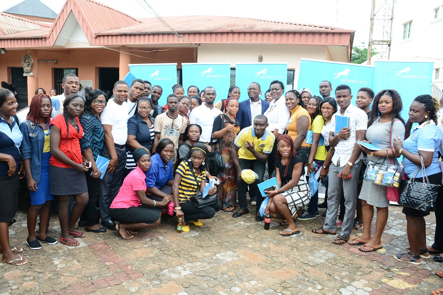 Group photo with the students at the end of the session