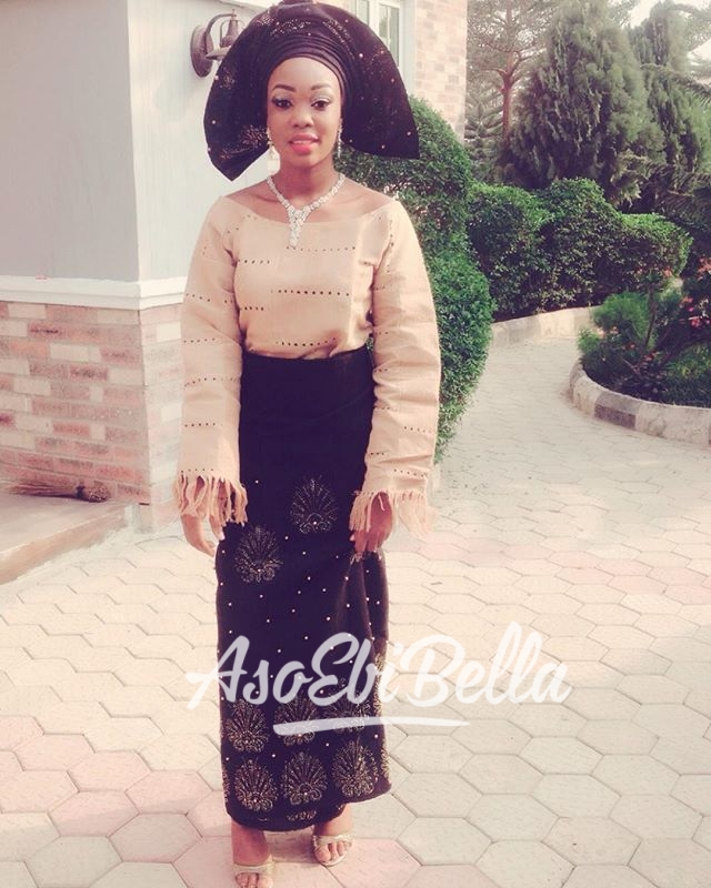 Model @itzteamy_brown in aso-Oke by @surahbawacouture makeup by @emerald_signature