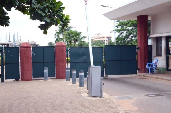 PIC. 3. THE MAIN ENTRANCE OF THE NATIONAL HOSPITAL ALLEGEDLY SEALED BY ABUJA ENVIRONMENT PROTECTION AGENCY ON THE ORDER OF A COURT OVER N7M DEBT OWED IT BY THE HOSPITAL IN ABUJA ON TUESDAY (12/7/16). 4942/12/7/2016/BJO/NAN