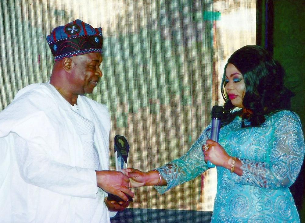 WALE ADENUGA MFR BEING PRESENTED WITH THE BEST AFRICAN TV PRODUCER AWARD