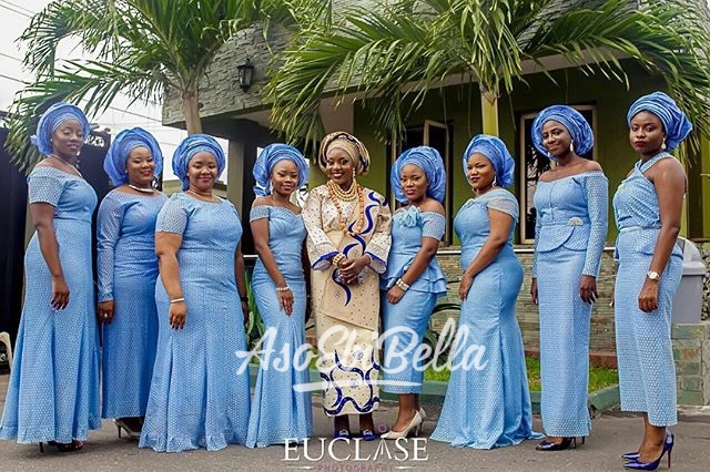 Bride & her #asoebibella in @subuolas_exclusive_asooke Photography by @euclasephotography