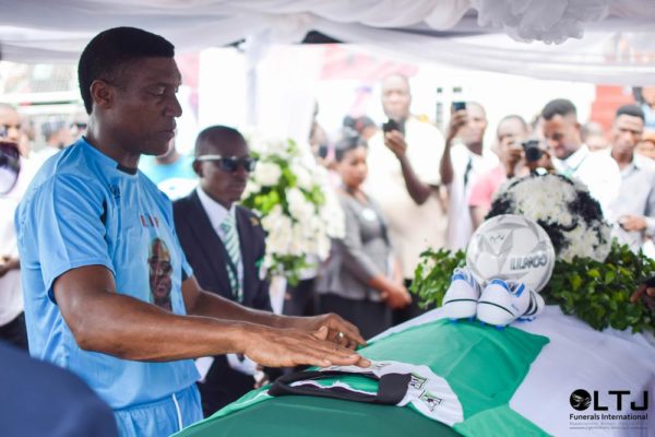 Day 1 Zvi - Peter Rufai placing the team jersey on the casket, in tears