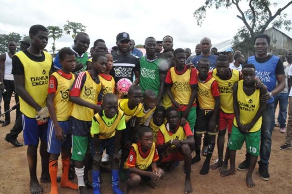 Okocha at 43 with IDP in Abuja 8