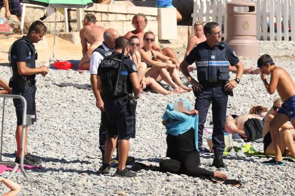 Police Orders woman to remove her 'burkinis' at the promenade des anglais beach in Nice.