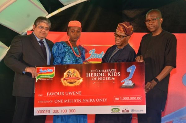 l-r: group managing director, dufil prima foods plc, mr deepak singhal; winners, physical bravery category, 2016 indomie independence day awards for heroes ofnigeria (iida), favour uwene; former cbn governor, chief joseph sanusi and chief executive, stanbic ibtc bank, mr yinka sanni at the 2016 iida held in lagos.